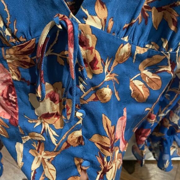 Urban Outfitters Size Small Blue Floral Cropped Top Blouse V-Neck Womens Viscose - Picture 6 of 9